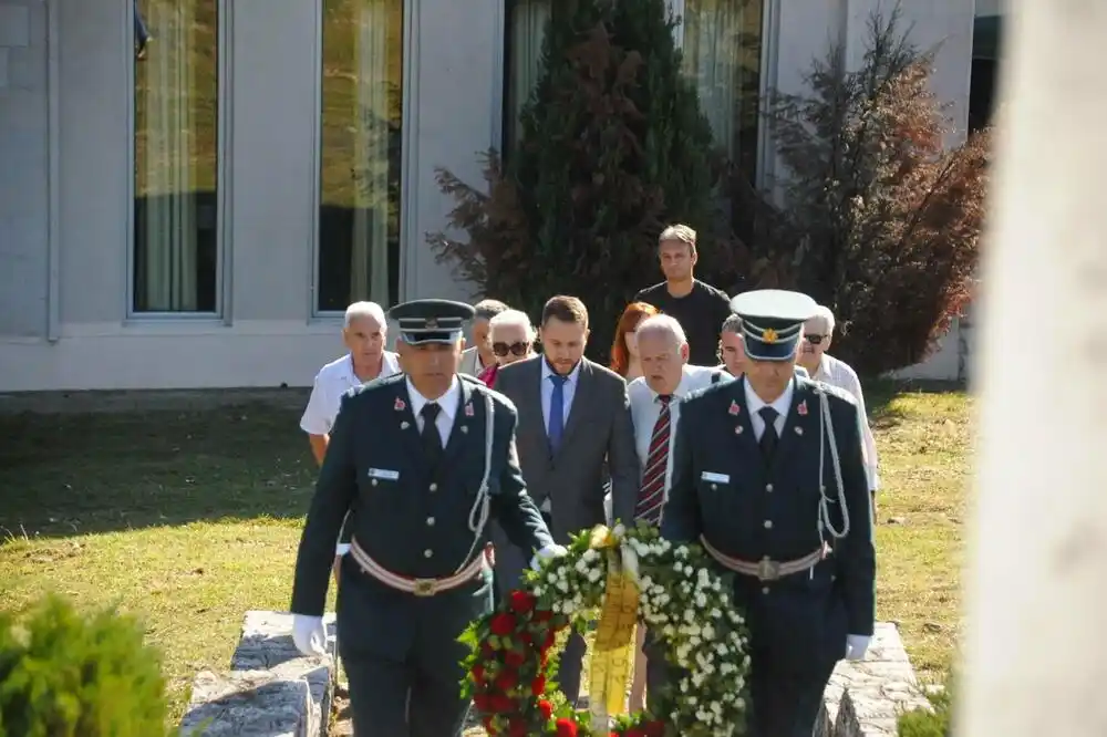 Vuković i Radojević položili vijenac na spomenik palim borcima na Kapinom polju