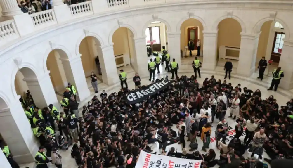 Demonstranti upali u američki Kongres, traže prekid rata u Gazi!