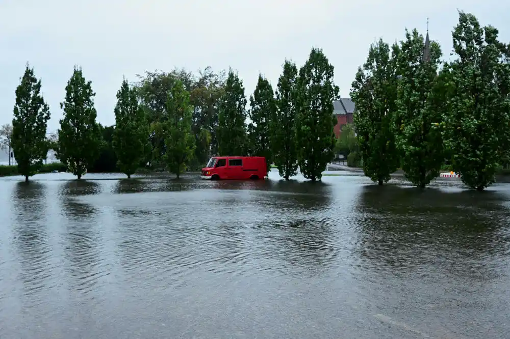 Djelove Evrope pogodila oluja „Babet“: Četiri osobe poginule, jak vjetar, kiša izazvala poplave…