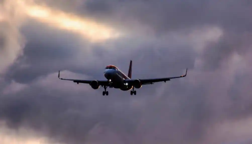 Drama na nebu iznad Crne Gore: Avion sinoć nije mogao da sleti usled nevremena, „kružili“ i do Tirane prije slijetanja na podgorički aerodrom