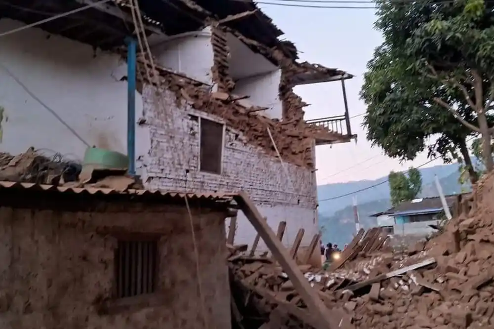 Najmanje 143 ljudi poginulo u zemljotresu u Nepalu