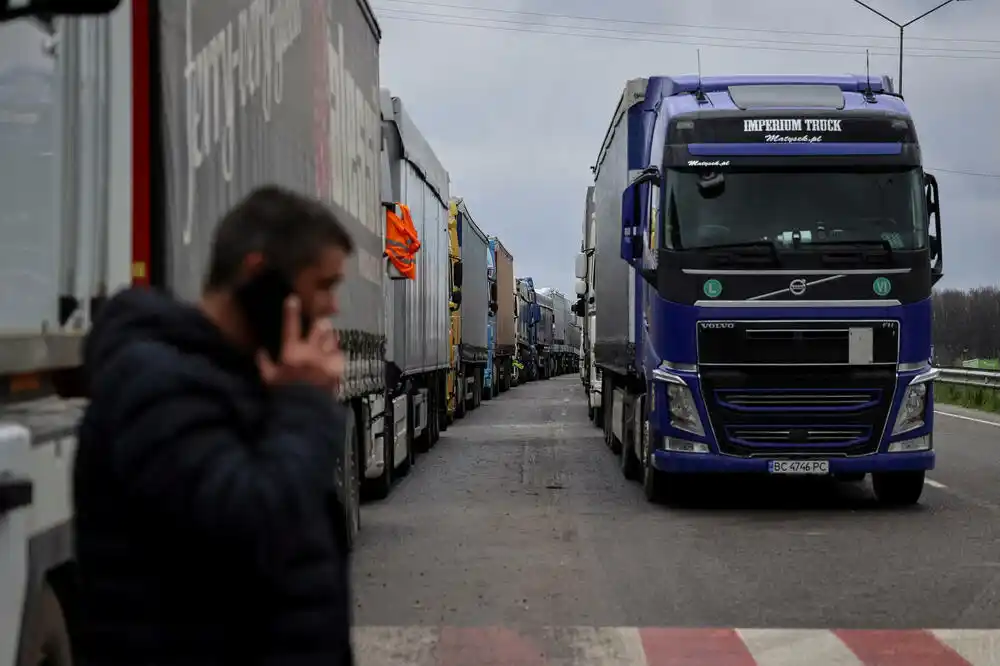 Više od 20.000 kamiona blokirano na granici Ukrajine i Poljske zbog protesta Poljaka