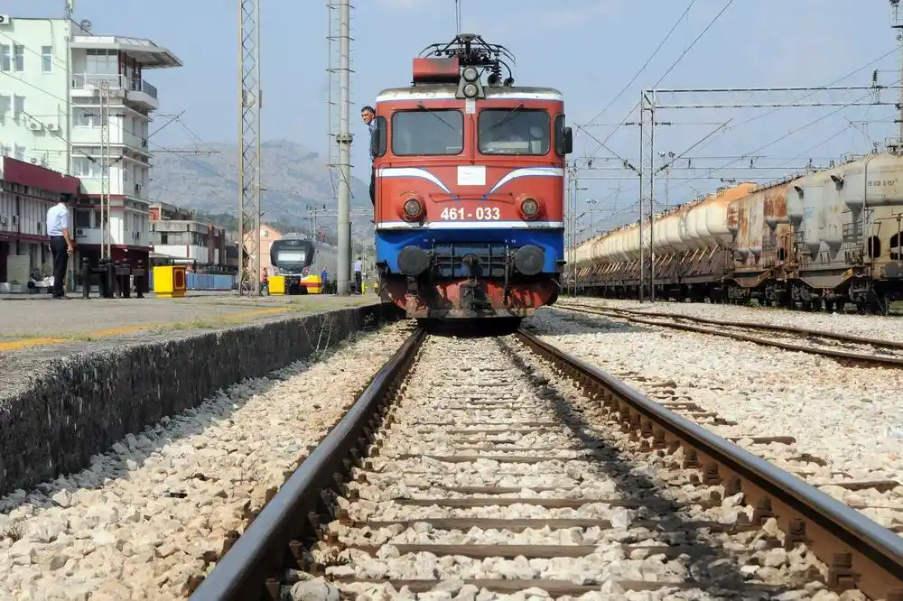 ŽPCG: Studentima poklanjamo 30 besplatnih godišnjih karata, dokumentaciju predati 30. novembra