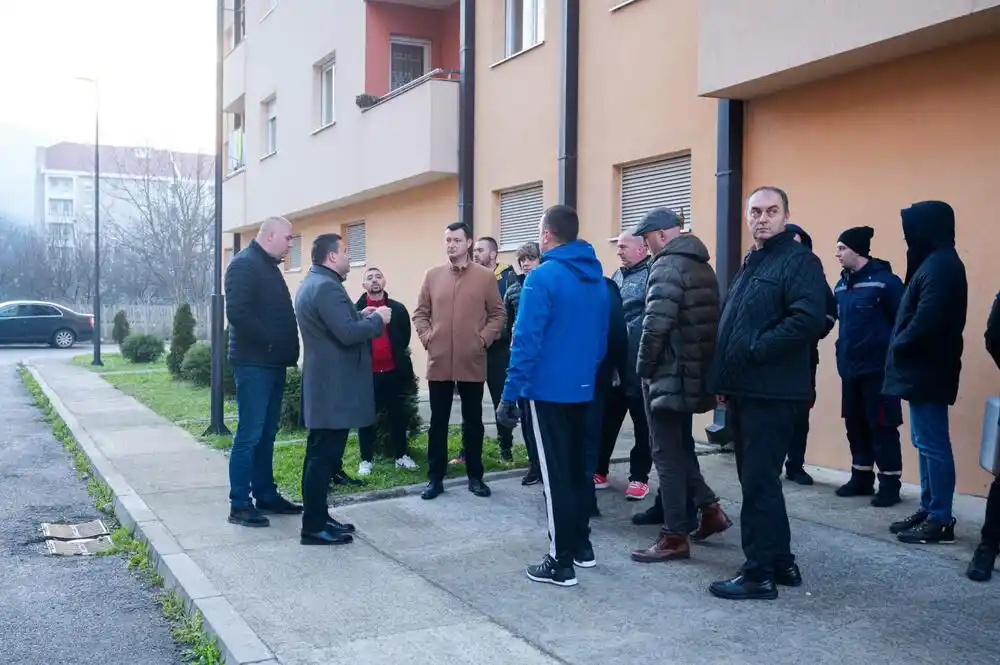 Bijelo Polje: Smolović uručio 3.700 eura pomoći stanarima zgrade čiji je krov uništen u nevremenu