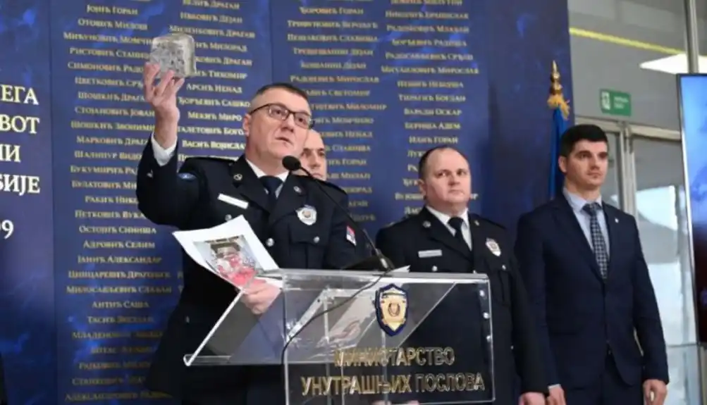 Načelnik srpske policije pokazao kamen kojim je napadnuta policija: Gađali kamenicama, motkama, drvenim palicama!