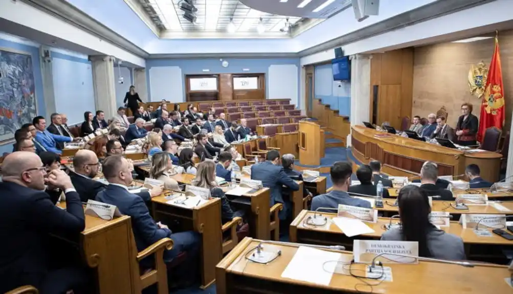 Poslanici nisu plaćeni za prekovremeni rad i noćne sate