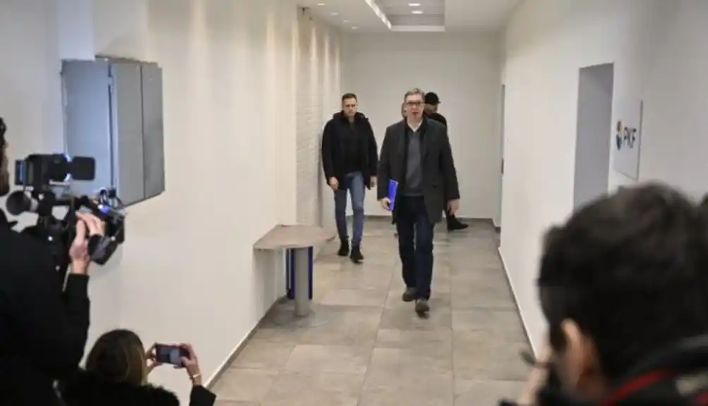 Vučić stigao u prostorije SNS-a: Odatle će pratiti rezultate izbora