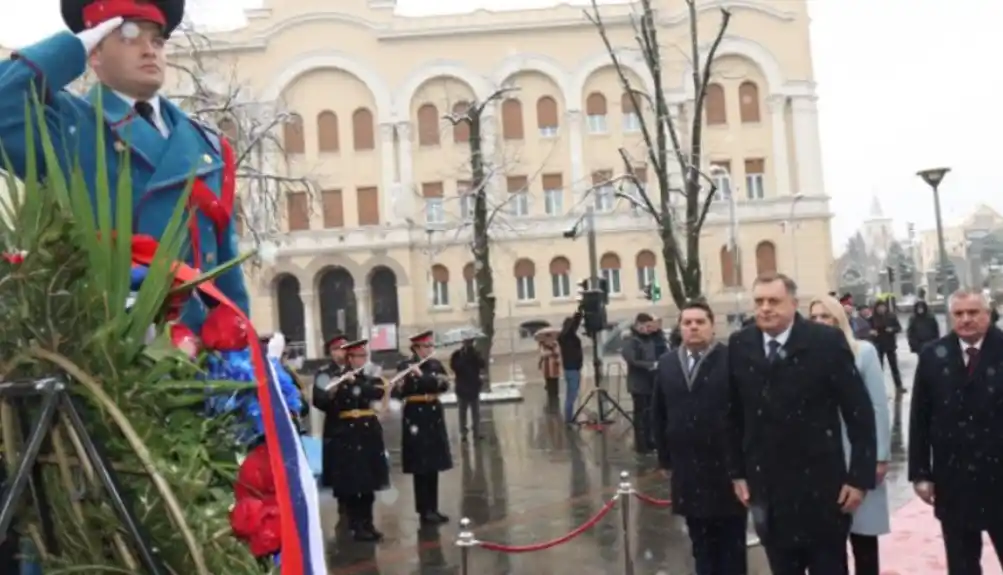 Dodik položio vijence na Spomenik palim borcima Vojske Republike Srpske: Zajednica smo ljubavi i solidarnosti