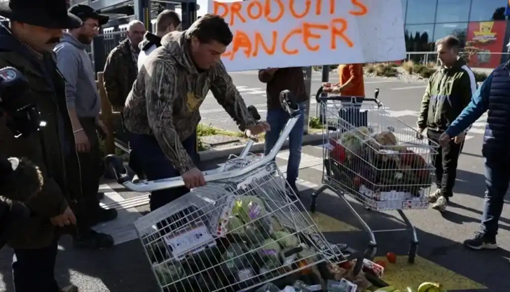 Francuski farmeri nastavljaju blokade, poručuju: Borimo se za opstanak