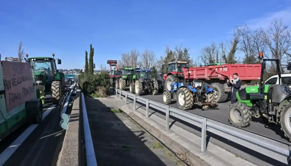 Francuski poljoprivrednici blokirali nekoliko auto-puteva