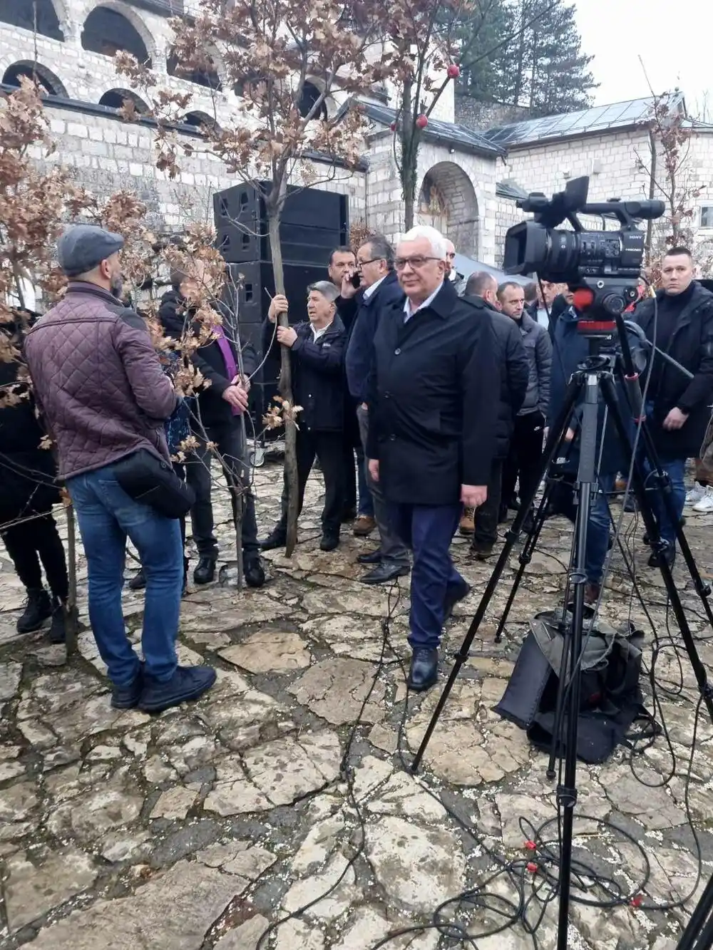 Nalaganju badnjaka ispred Cetinjskog manastira prisustvovao i Mandić