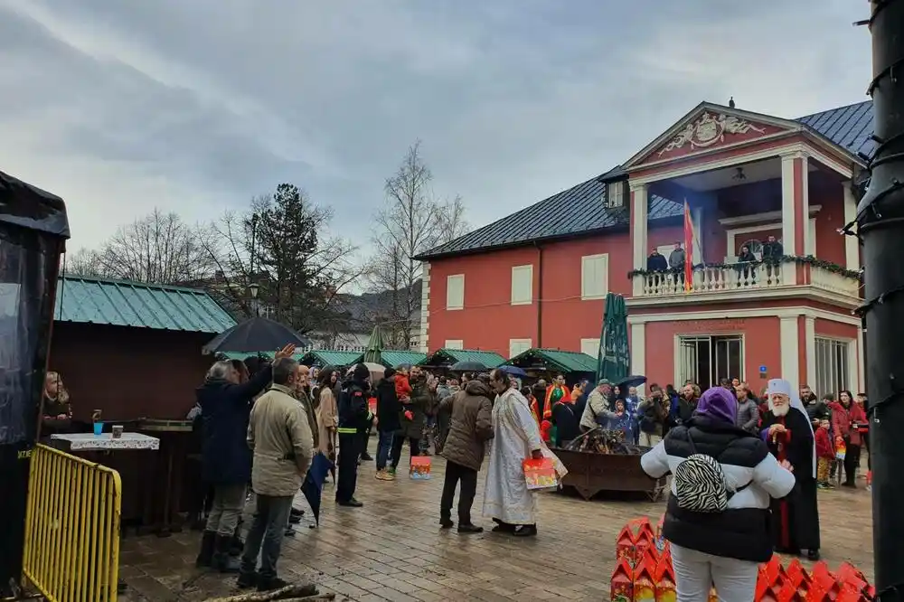 Tenzije na Dvorskom trgu na Cetinju, veći incident između pristalica Mihaila i Borisa spriječila policija