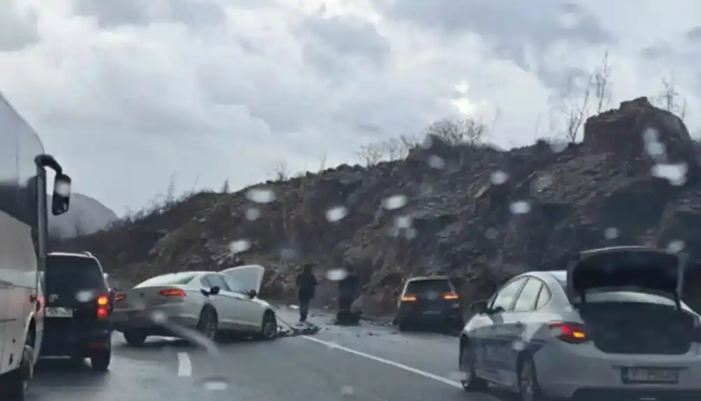 Udes na putu Cetinje – Podgorica: Sudarila se tri automobila, jedna osoba povrijeđena