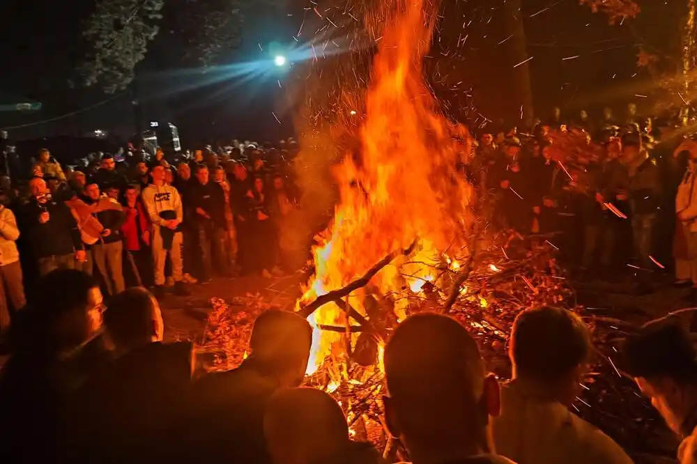 Vjernici ispred crkve Svetog Vasilija Ostroškog Čudotvorca u Nikšiću nalagali badnjake