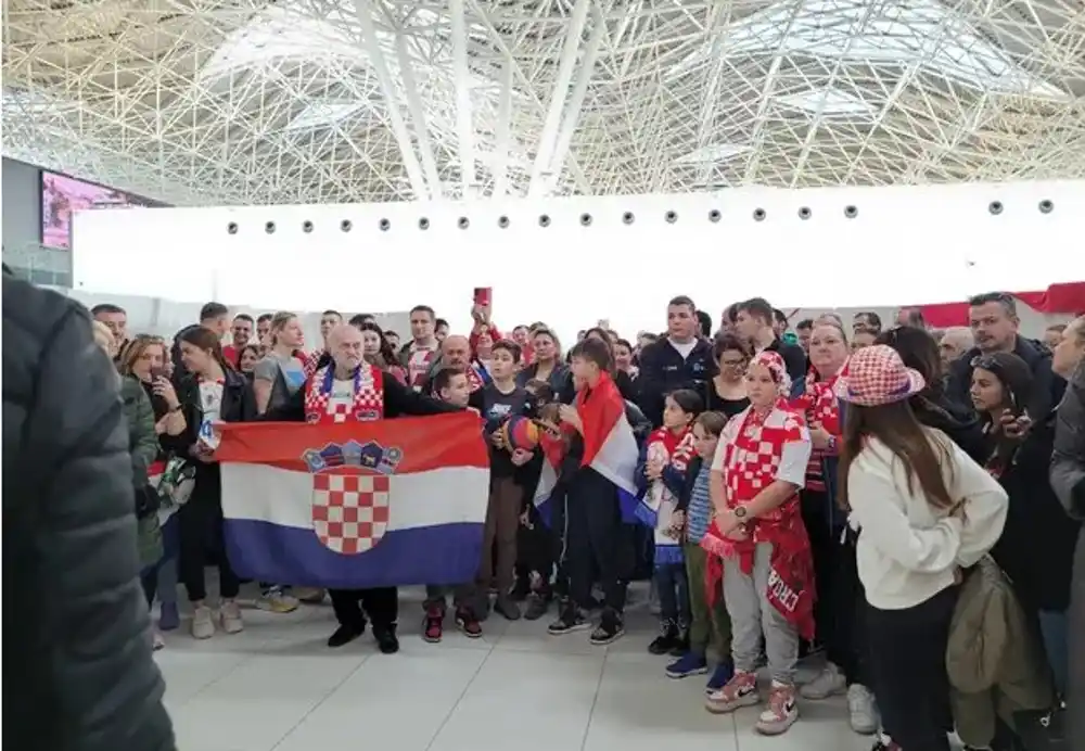 Hrvatska u šoku: Zlatne vaterpoliste u Zagrebu dočekala samo uža rodbina i poneki navijač