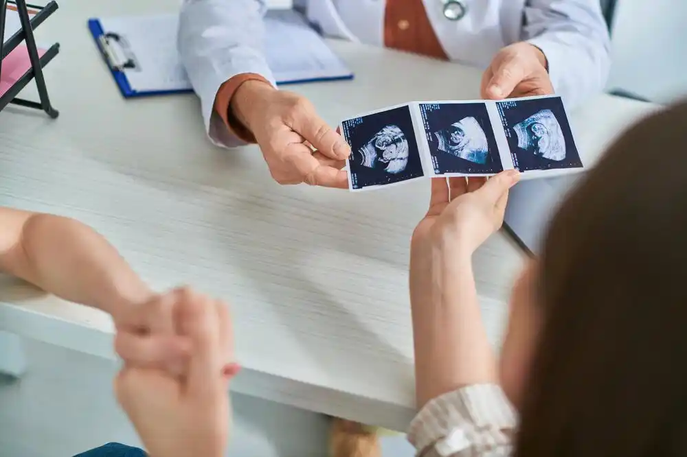 I žena koja ima partnerku može na vantjelesnu