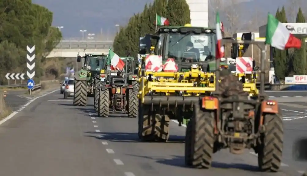 Italijanski poljoprivrednici traktorima blokirali naplatnu ramu