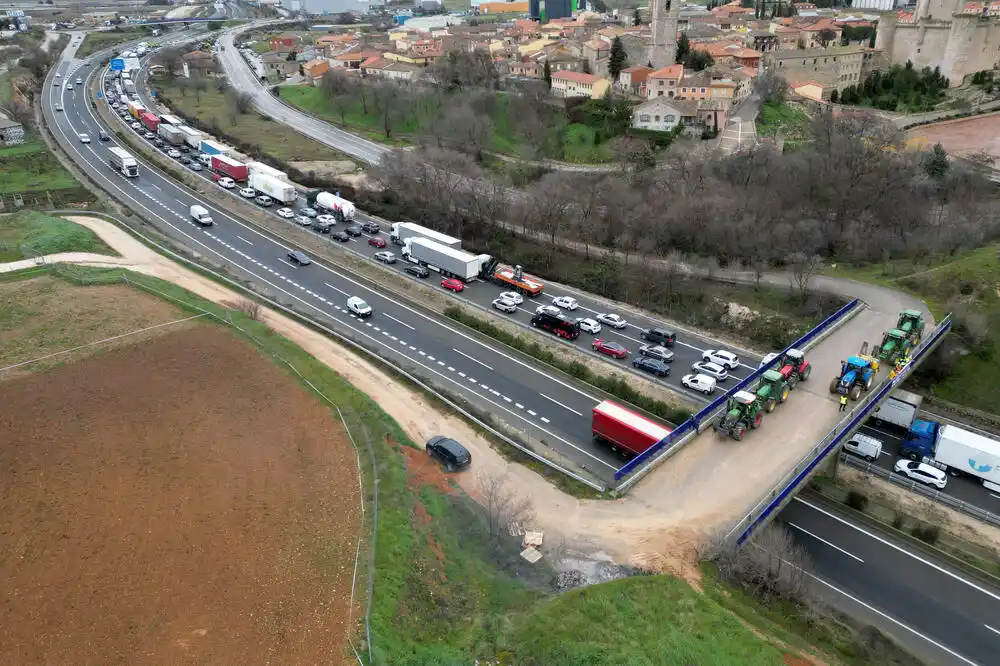 Poljoprivrednici u Španiji opet traktorima blokiraju puteve