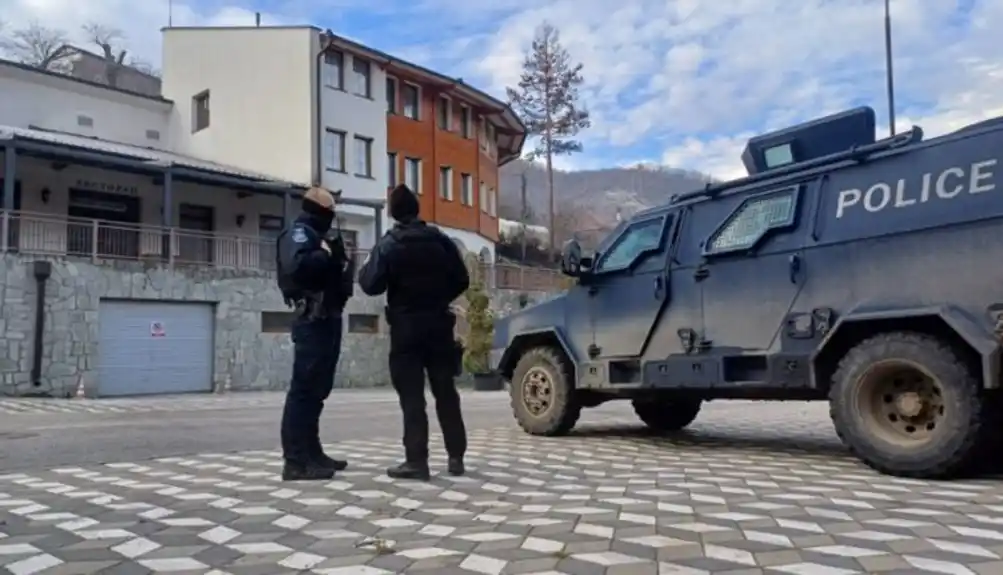 Prištinska policija upala u objekat fabrike u Brnjaku, dronovima nadgledaju teren!