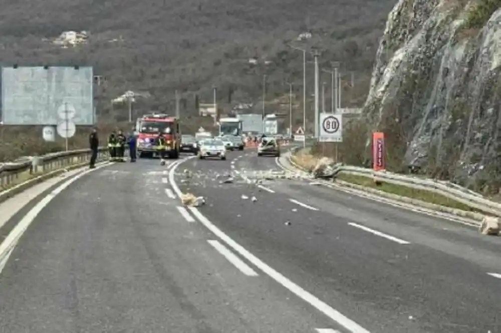 Stijena pala na kolovoz kod tunela Sozina, saobraćaj preusmjeren preko Paštrovske gore