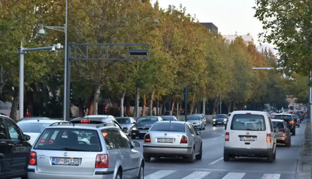 U Podgorici saobraćajni haos: Nervozni vozači, parkiraju gdje stignu