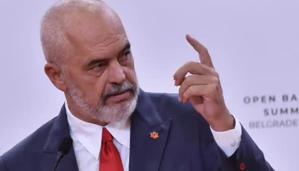 Edi Rama gurnuo novinarku!