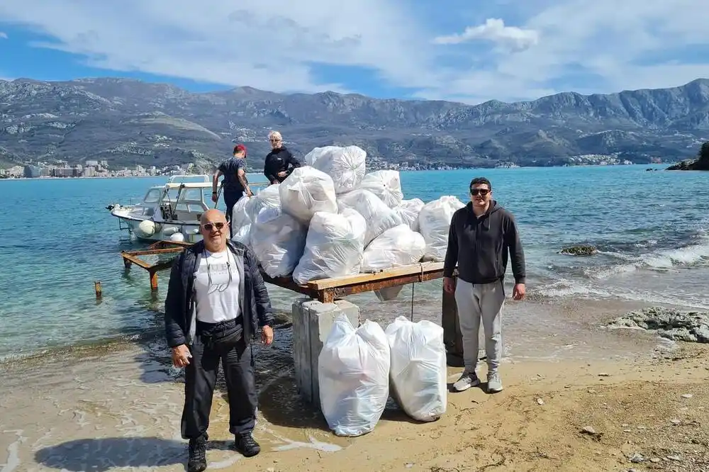 Ekološka akcija u Budvi: Očišćena staza na ostrvu Školj