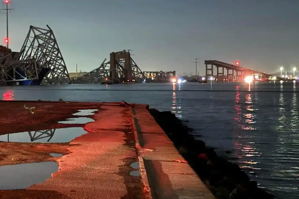 SAD: Stiže najveći kran kako bi počelo uklanjanje ostataka strušenog mosta u Baltimoru