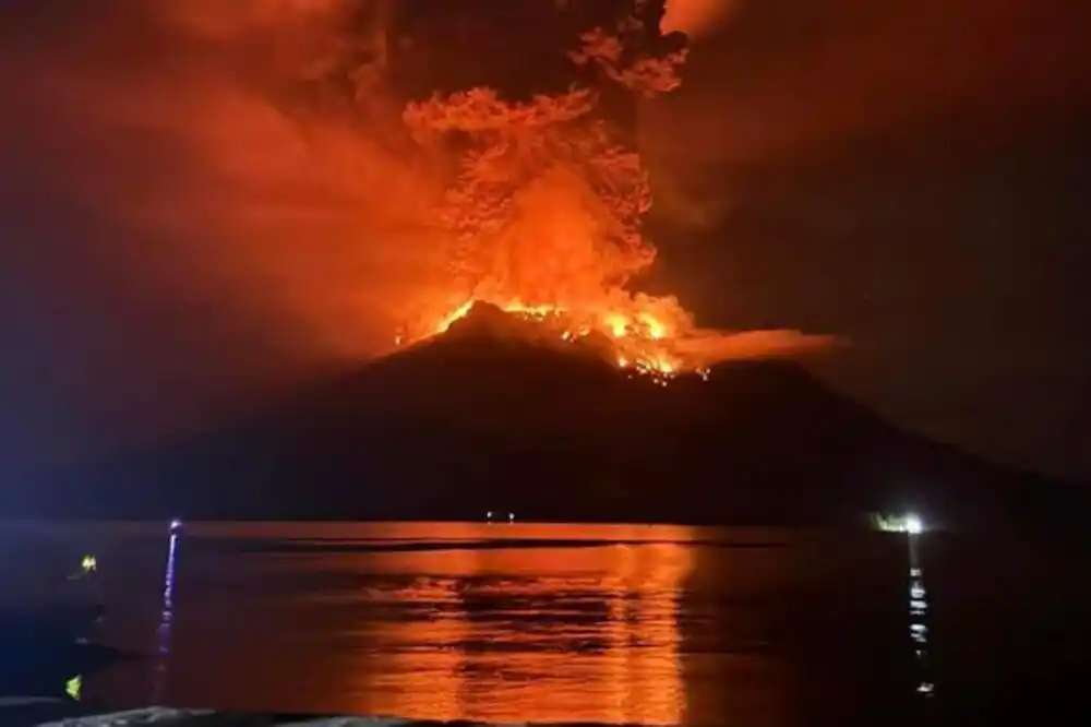 Erupcija vulkana u Indoneziji: Opasnost od cunamija, zatvoren aerodrom