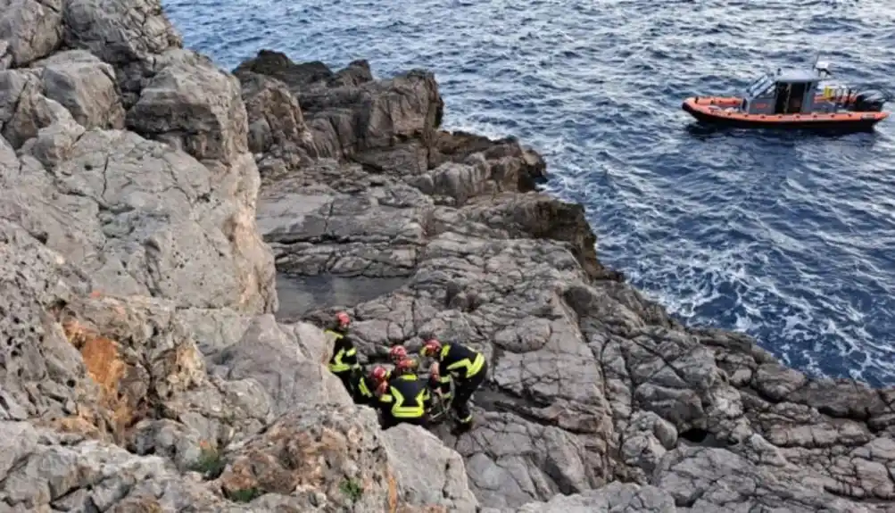 Kotor: Mladić pao na stijene, intervenisali vatrogasci