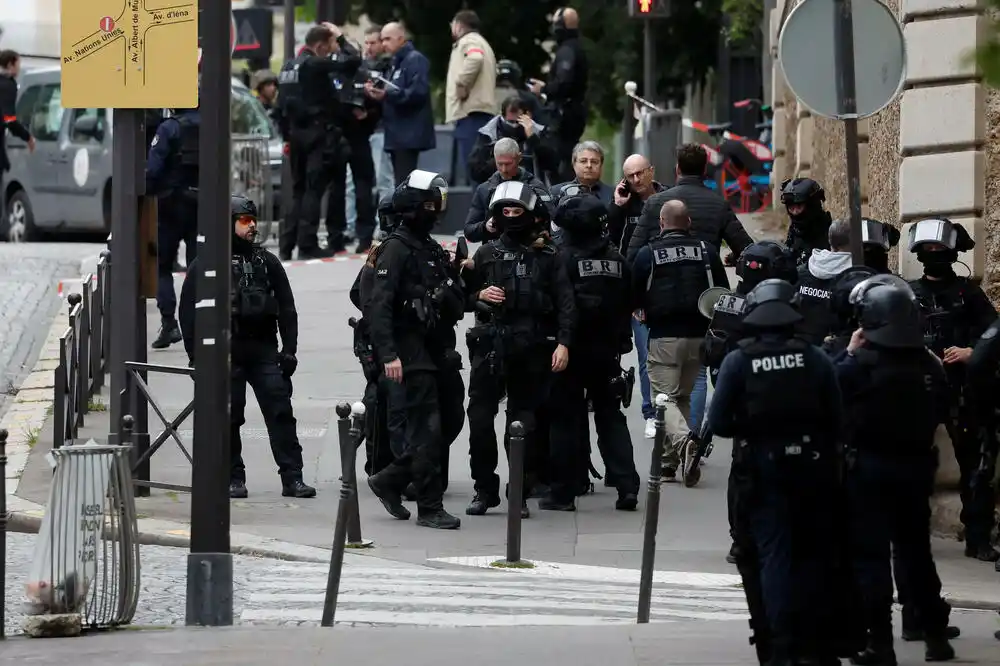 Le Parisien: Muškarac koji je prijetio da će se raznijeti htio osvetiti smrt svog brata, prema riječima nekoliko svedoka