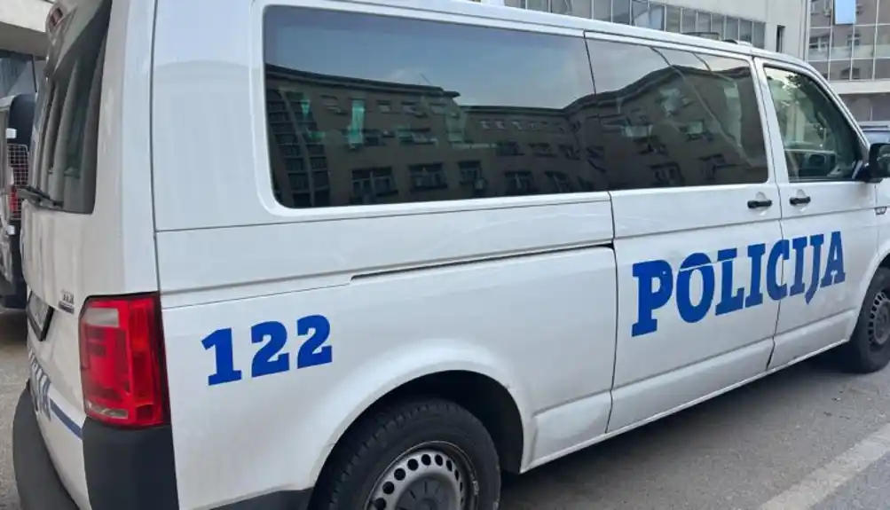 Policija u Budvi pretresa zgradu u kojoj stanove imaju Lazović, Mijajlović, Ubović…