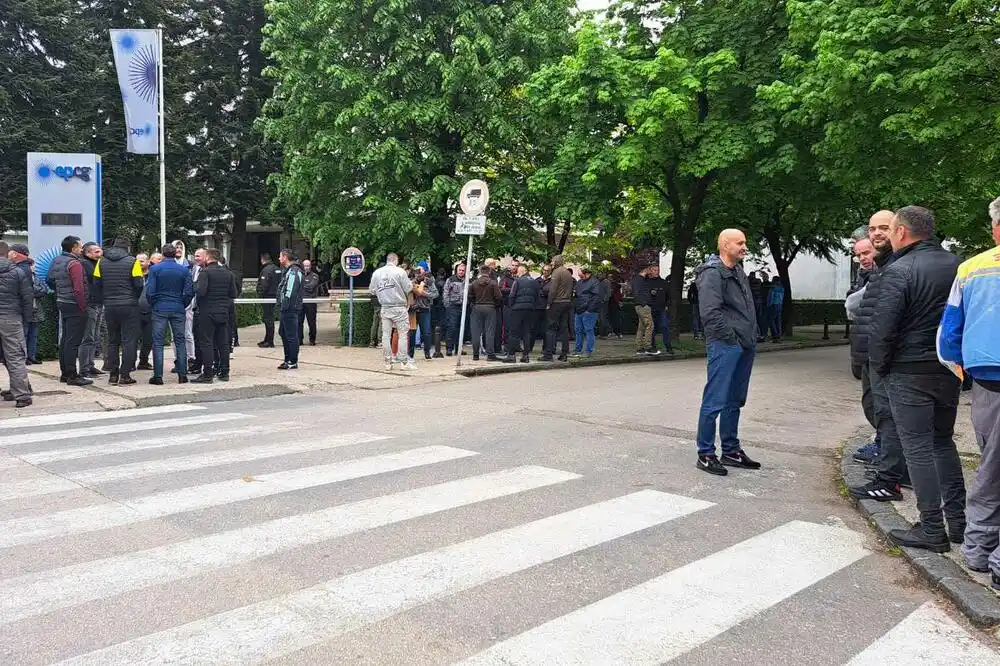Radnici Željezare okupljeni ispred EPCG: Još nijesu dobili martovsku zaradu