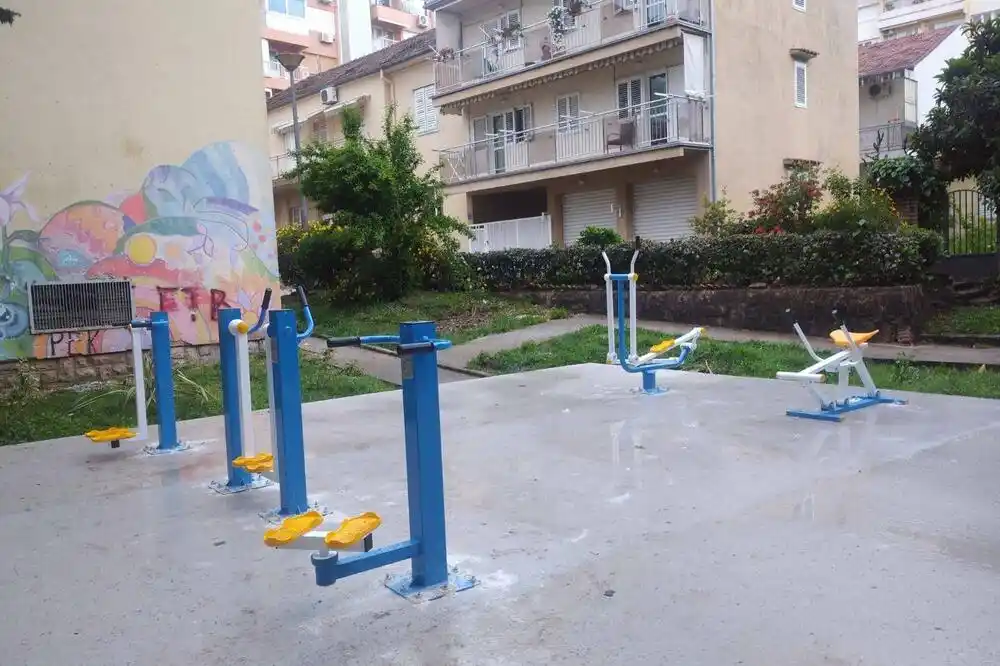 Tivat: U centru grada postavljene sprave za vježbanje na otvorenom