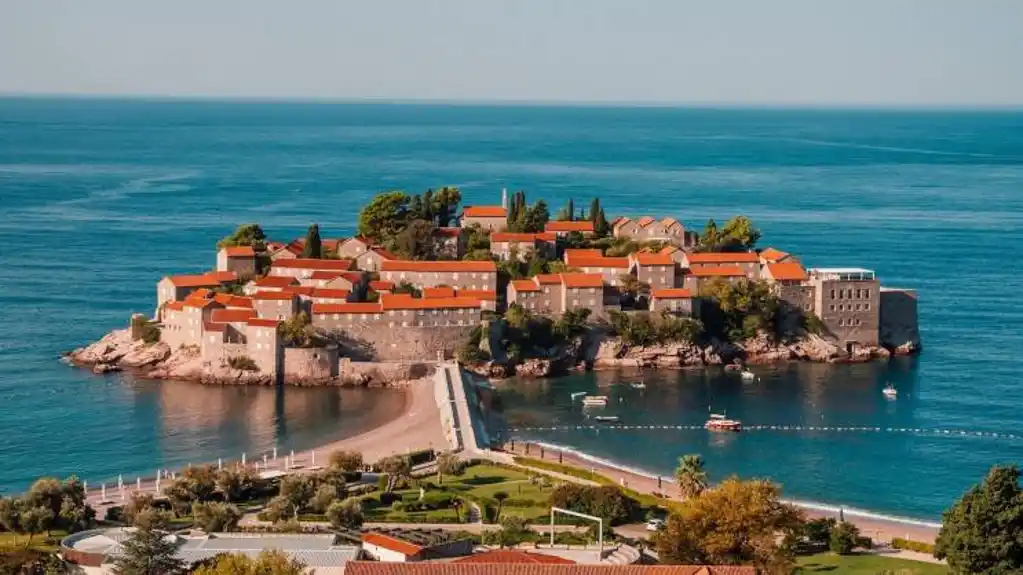 Turisti i mještani revoltirani – Sveti Stefan zatvorenZATVOREN već tri godine