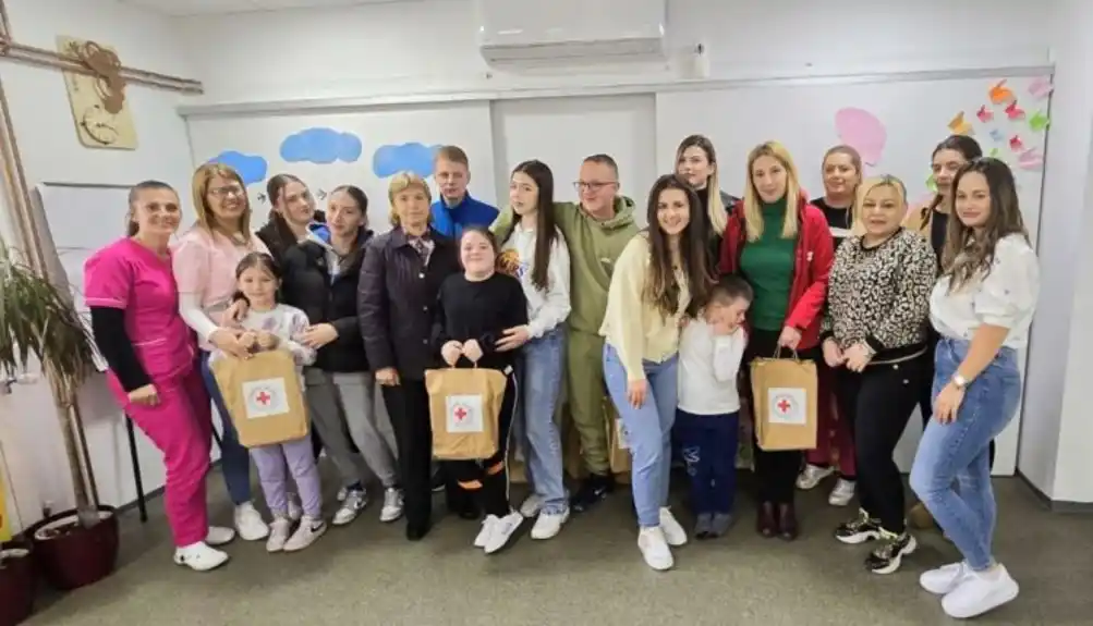 Volonteri Gimnazije „Miloje Dobrašinović‘‘ sarijim sugrađanima uručili pakete pomoći