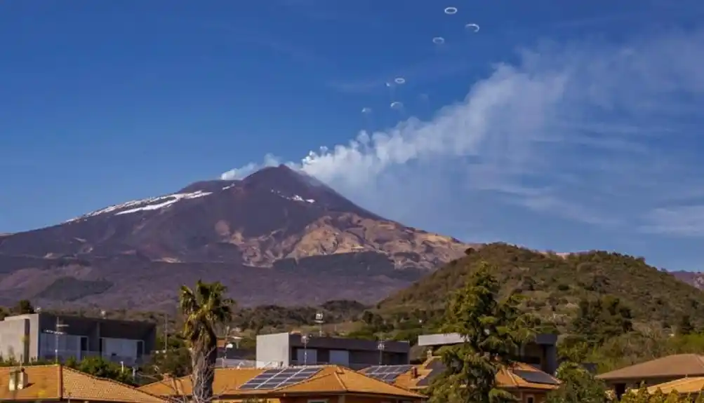 Vulkan Etna izbacuje dimne prstenove