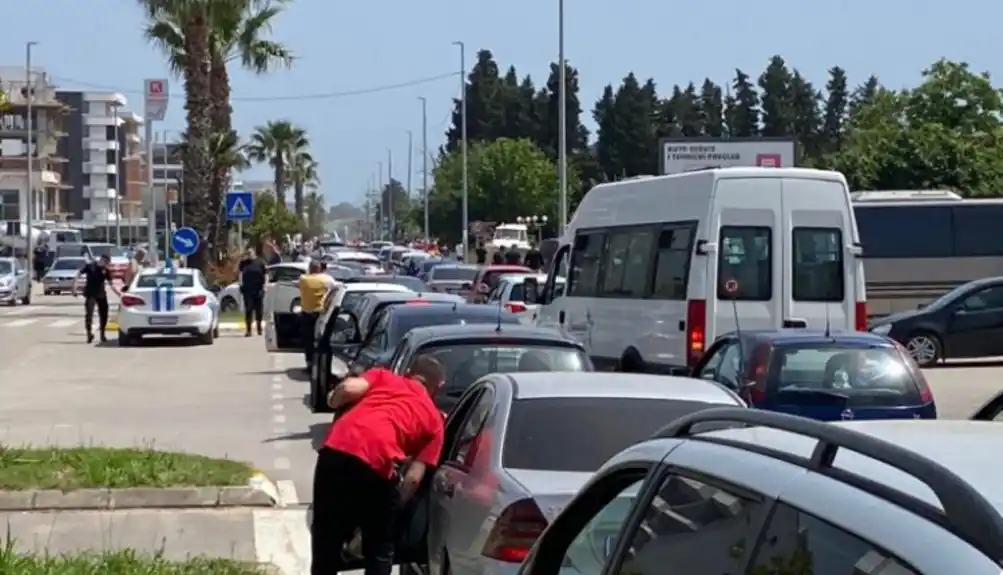 Maturanti izazvali manji udes u Ulcinju, otežan saobraćaj u centru grada