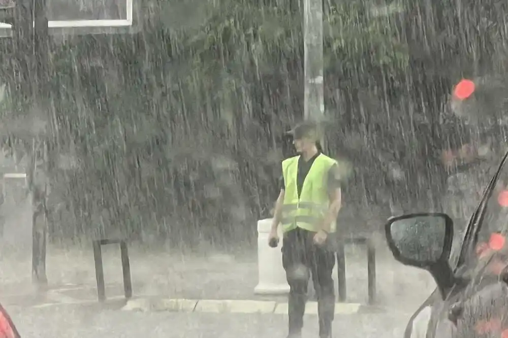 Mlada policajka uprkos jakoj kiši regulisala saobraćaj u centru Podgorice
