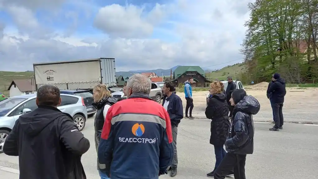 Na sat blokirali put Žabljak – Šavnik: Mještani traže da se izmjesti postojeća i ne dozvoli postavljanje nove betonjerke