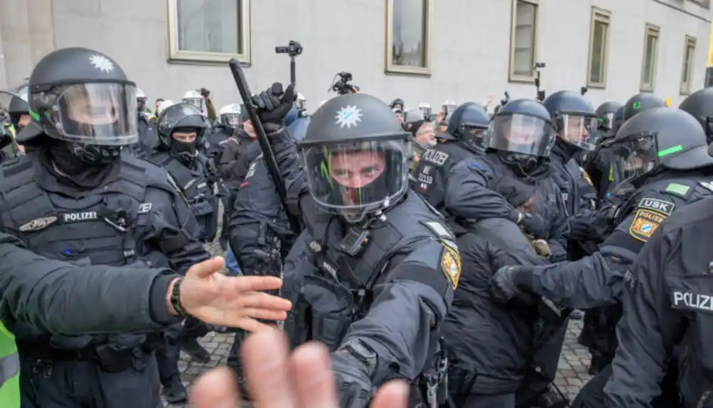 Navijači divljali u Njemačkoj: Povrijeđeno 155 policajaca, uhapšena 74 huligana