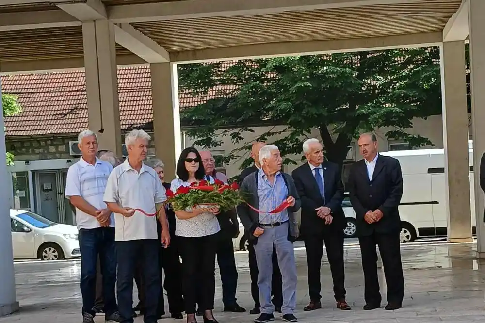 OBNOR Podgorice i delegacija Glavnog grada položili vijenac na Spomenik nevino stradalim žrtvama bombardovanja
