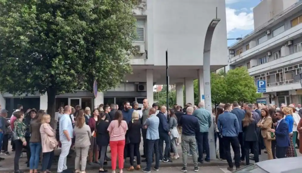 Održana nova cirkusijada ispred SDT-a: Hoće da podižu spomenik Milivoju Katniću