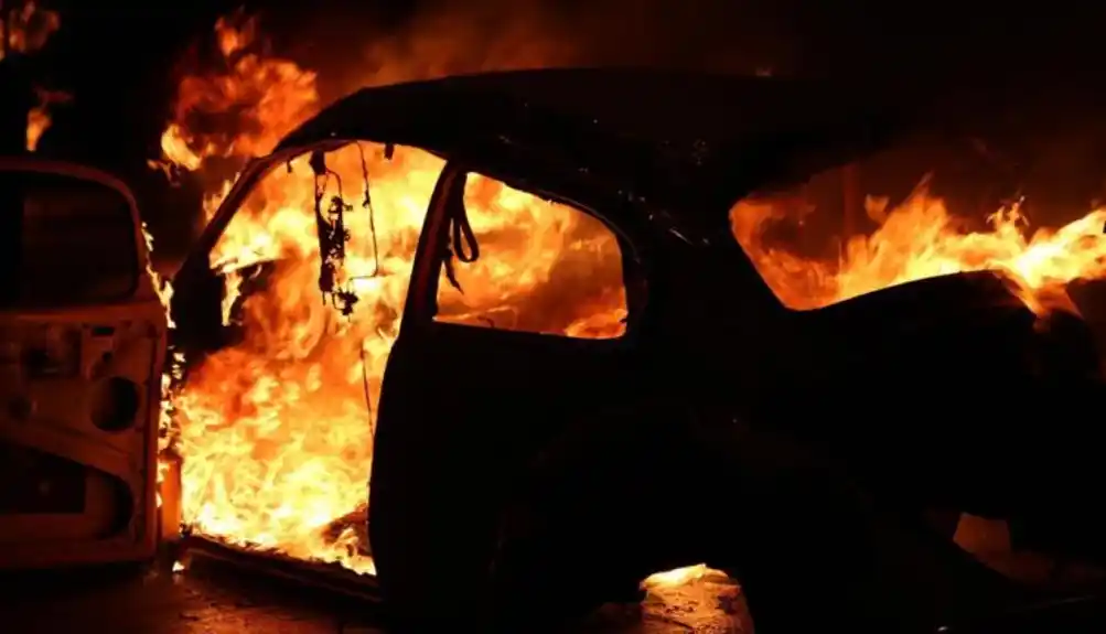 Požar u Baru: Vatra zahvatila dva automobila na otpadu
