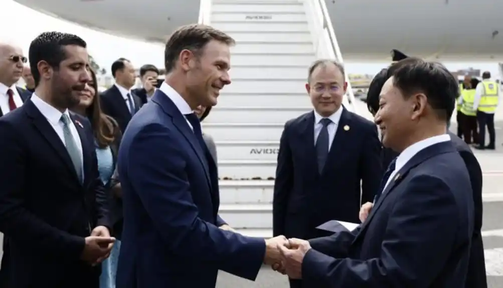 Prvi avion sa kineskom delegacijom sletio u Beograd: Kineske ministre dočekali Mali i Momirović