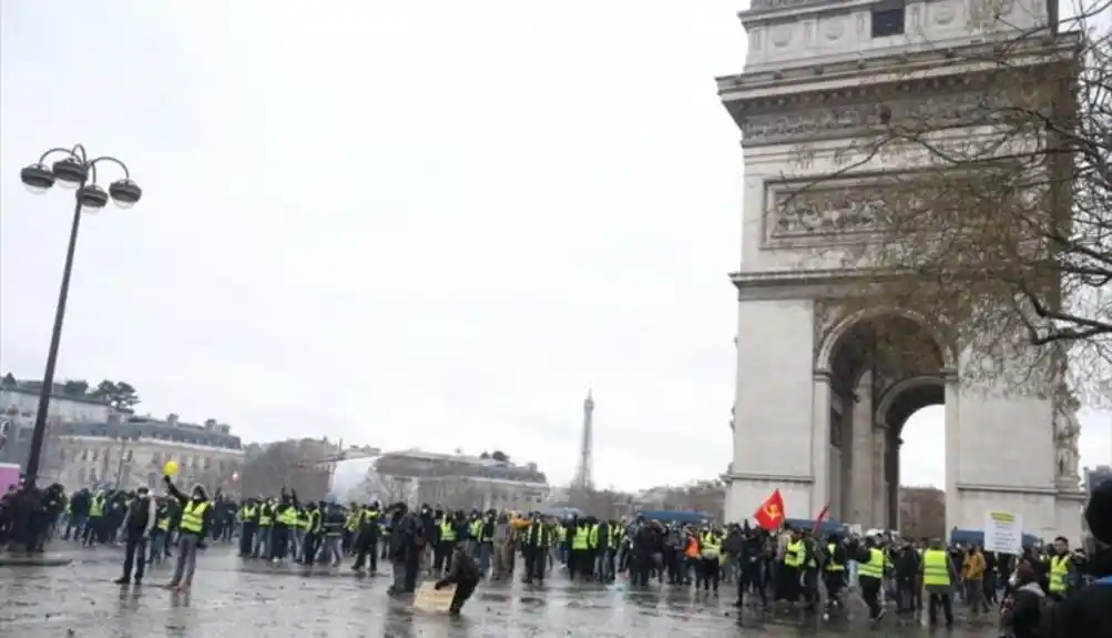 Prvomajska povorka u Parizu pretvorila u sukob policije i demonstranata