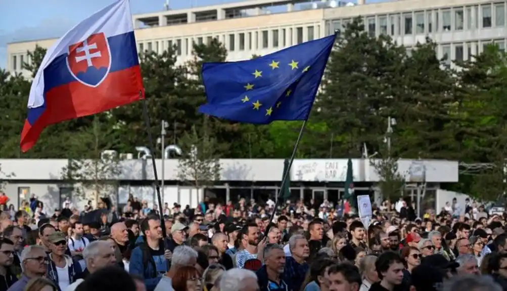 Slovački premijer želi pretvoriti javnu televiziju u novu ustanovu, građani izašli na ulice!