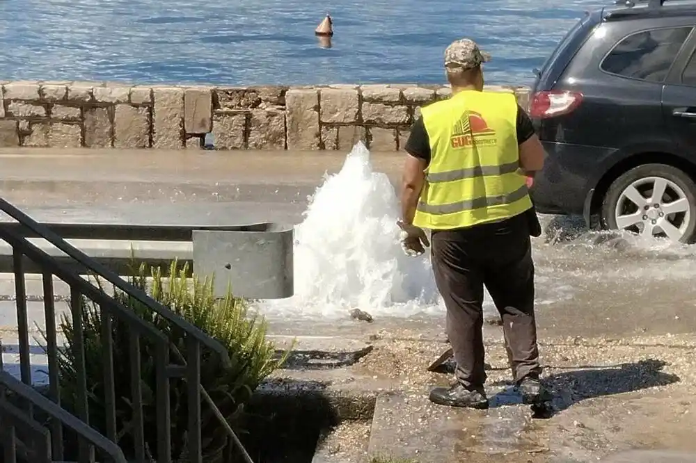 Tivat: U naselju Opatovo došlo do probijanja cijevi