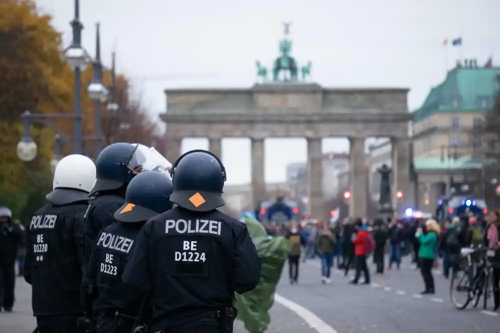 Tuča grčkih navijača u Berlinu, jedna osoba u kritičnom stanju