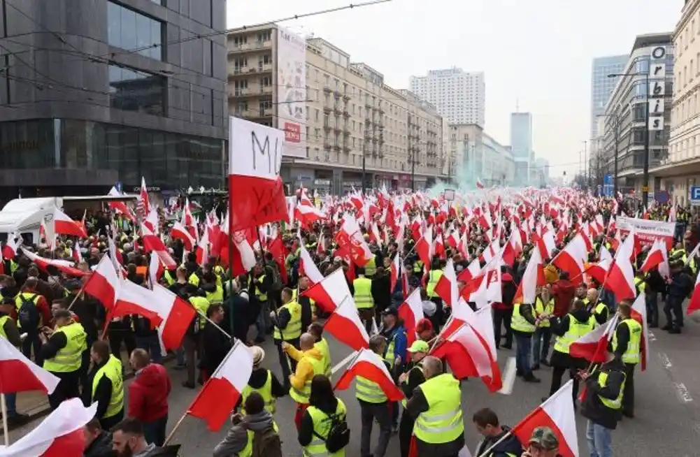 U centru Varšave održan protestni marš zbog podrške Ukrajini, učesnici akcije uzvikuju: „Ovo nije naš rat“